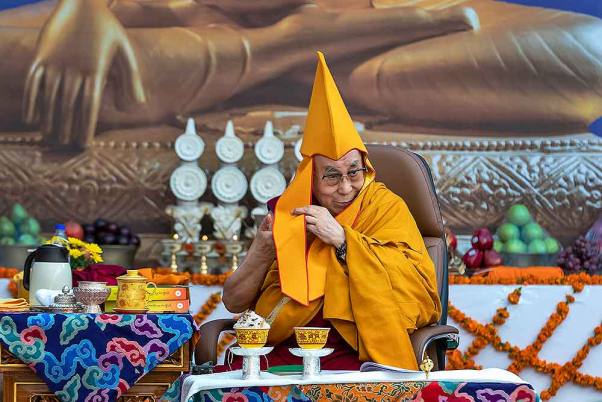 धर्मशाला के कीर्ति मठ में तिब्बती बौद्ध धर्म के जेलुग स्कूल की एक औपचारिक पीली टोपी पहने तिब्बती आध्यात्मिक नेता दलाई लामा