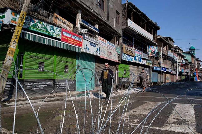 श्रीनगर में हड़ताल के दौरान पुलिस ने की नाकाबंदी
