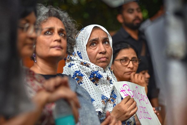 नई दिल्ली के जंतर मंतर पर सामाजिक कार्यकर्ता अरुंधति रॉय और अन्य प्रदर्शनकारियों के साथ जेएनयू से लापता हुए छात्र नजीब अहमद की मां फातिमा नफीस