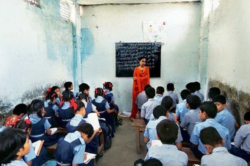 यूपी की एक टीचर ने 25 स्कूलों में एक साथ काम करके ले लिया एक करोड़ रुपये वेतन
