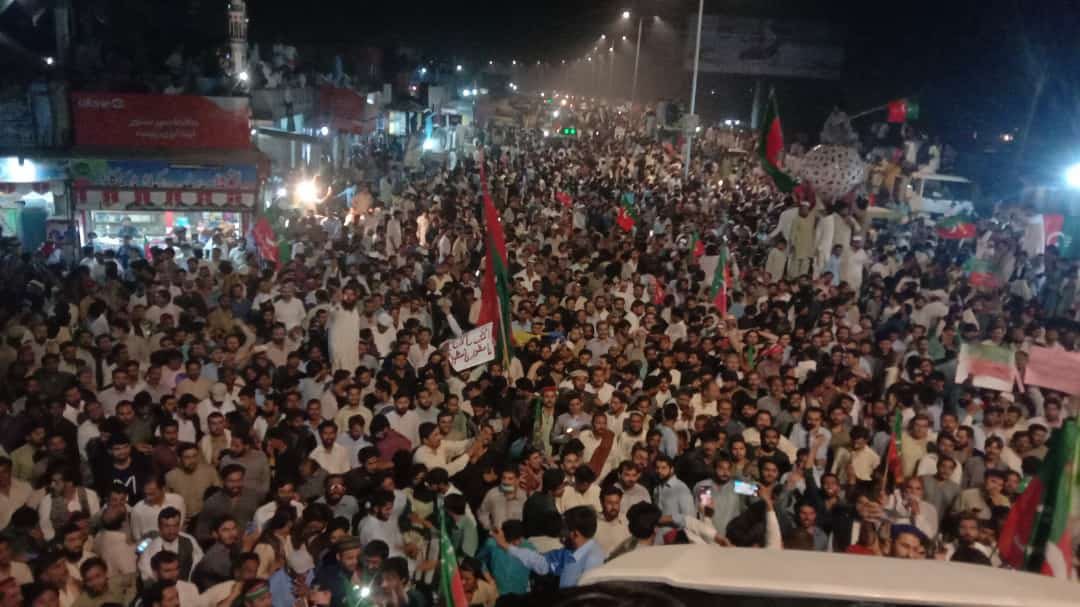 पाकिस्तान: सड़कों पर उतरे इमरान खान के समर्थक, इस्लामाबाद से लेकर कराची तक विरोध प्रदर्शन