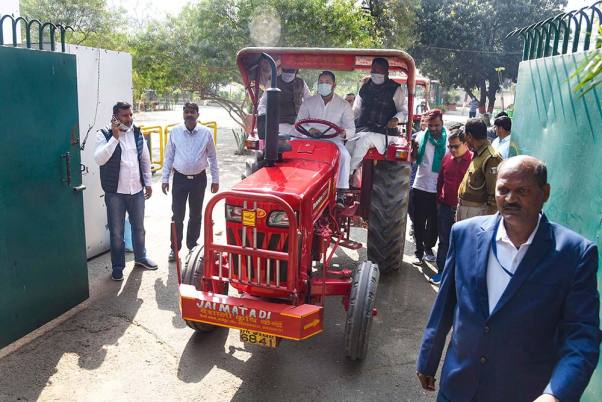 बिहार विधानसभा के बजट सत्र के बीच राजद नेता तेजस्वी यादव ने नए कृषि कानूनों के विरोध में निकाली ट्रैक्टर पर सवारी