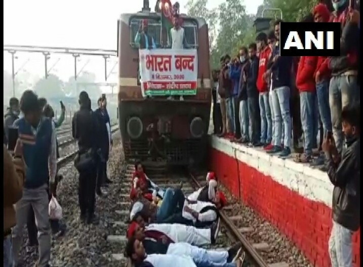 उत्तर प्रदेश: भारत बंद का असर- कहीं दुकानें खुली तो कहीं सड़क पर उतरे प्रदर्शनकारी