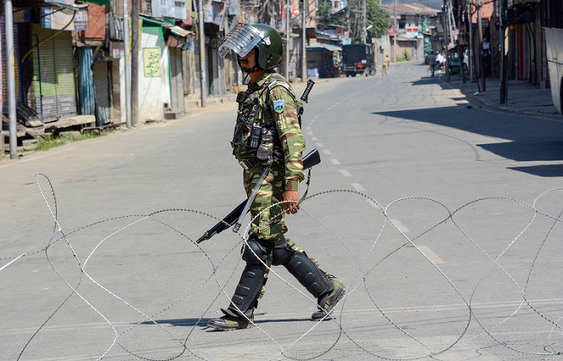 कश्मीर के कई हिस्सों में फिर से लगाई गईं कर्फ्यू जैसी पाबंदियों के बीच श्रीनगर में तैनात जवान