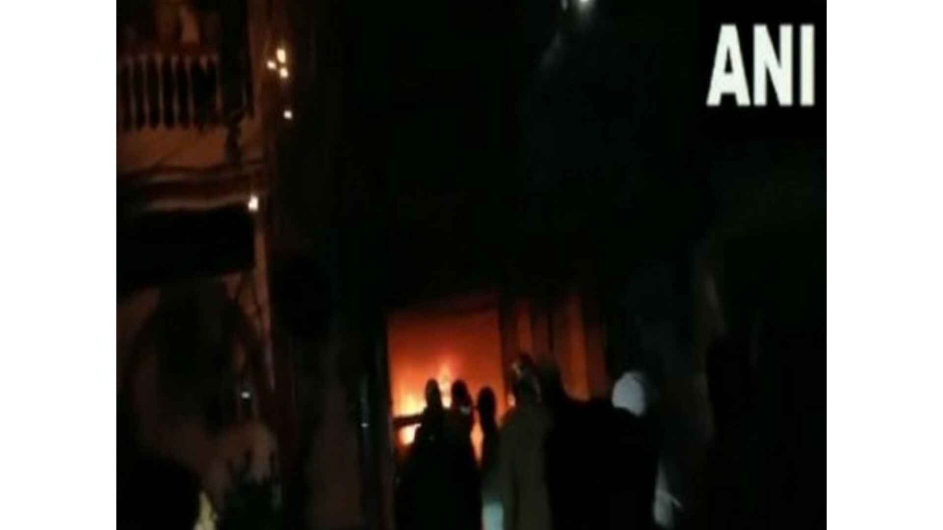 दिल्ली के शकरपुर में आवासीय इमारत में आग लगने से एक महिला की मौत, 26 लोगों को बचाया गया