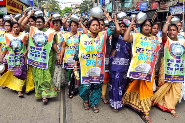कोलकाता में एनआरसी और सीएए के खिलाफ विरोध प्रदर्शन रैली में भाग लेती तृणमूल महिला कांग्रेस की कार्यकर्ताएं
