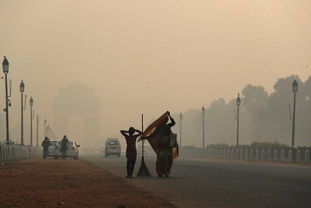 दिल्ली में फिर जहरीली हुई हवा, 'खराब' श्रेणी में पहुंची वायु गुणवत्ता
