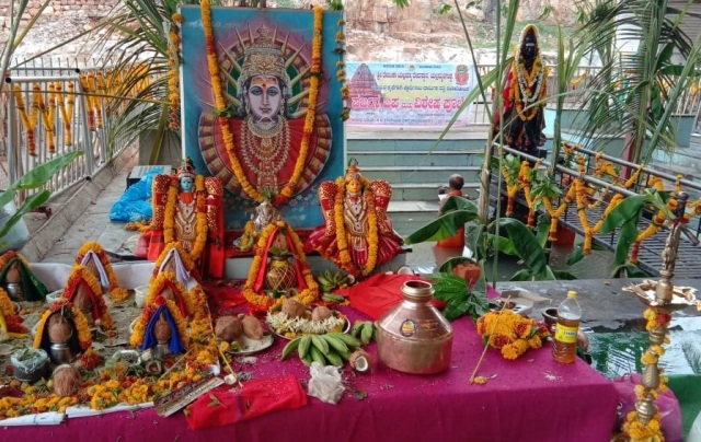 कर्नाटक में बेलगाम के सवदत्ती (सौंदत्ती) येलम्मा मंदिर में बारिश के लिए विशेष पूजा की एक झलक