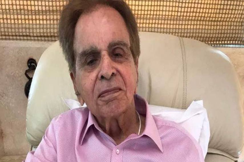 सुपुर्द-ए-खाक हुए दिलीप कुमार, 98 साल की उम्र में दुनिया को कहा अलविदा