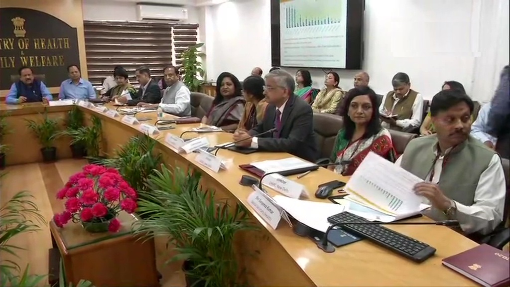 कोरोना वायरस को लेकर राजधानी में दिल्ली सरकार के वरिष्ठ अधिकारियों के साथ बैठक करते केंद्रीय स्वास्थ्य मंत्री हर्षवर्धन