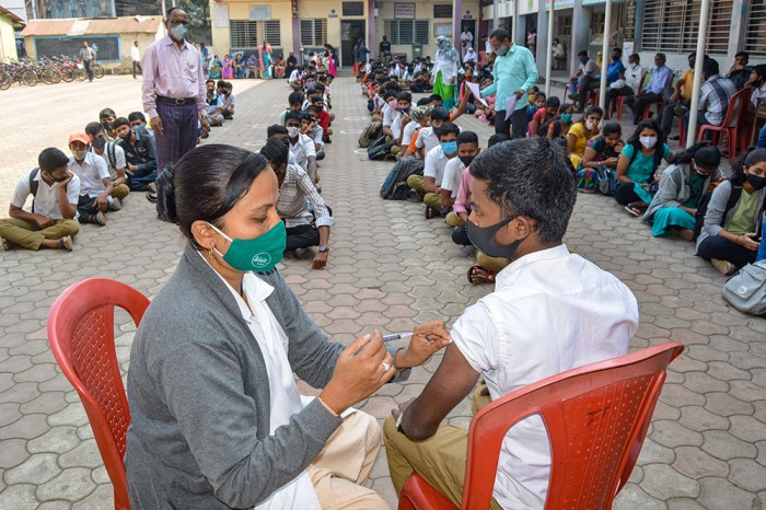 कराड के एक स्कूल में कोविड-19 वैक्सीन की डोज देते स्वास्थ्य कार्यकर्ता