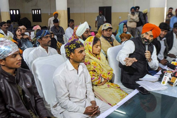 भारतीय नागरिकता पाने वाले पाकिस्तान से आए 10 हिंदू परिवारों के साथ राजधानी दिल्ली में एक संवाददाता सम्मेलन को संबोधित करते दिल्ली सिख गुरुद्वारा प्रबंधक कमेटी के अध्यक्ष मनजिंदर सिंह सिरसा