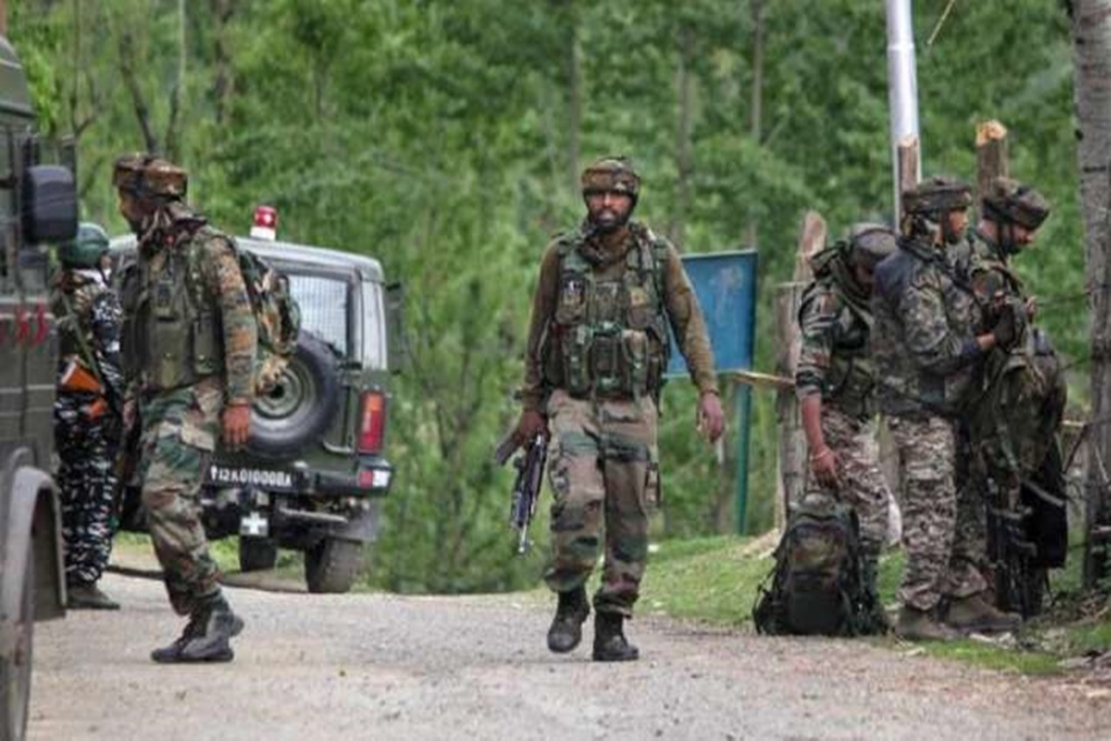 जम्मू-कश्मीर: सुरक्षाबलों को बड़ी कामयाबी, सोपोर के बोमई में एक आतंकी ढेर, मुठभेड़ जारी