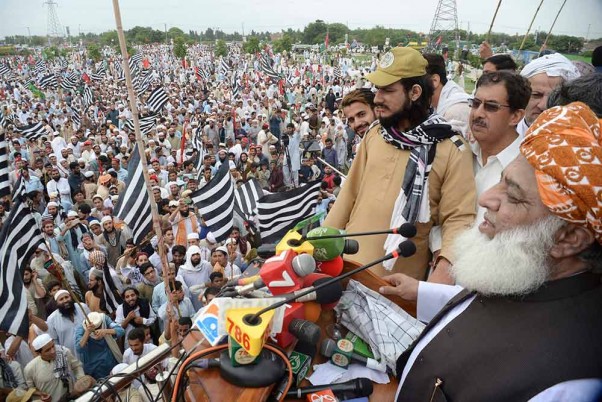 पाकिस्तान के पेशावर में एक सरकार विरोधी रैली को संबोधित करते विपक्षी नेता और एक धार्मिक पार्टी के प्रमुख मौलाना फजलुर रहमान