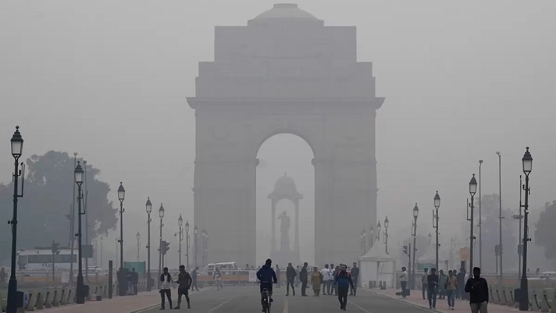 दिल्ली-NCR में प्रदूषण 'गंभीर' जोन में, GRAP-4 लागू ; ट्रकों के प्रवेश पर रोक, दफ्तरों में घर से काम करने का आदेश