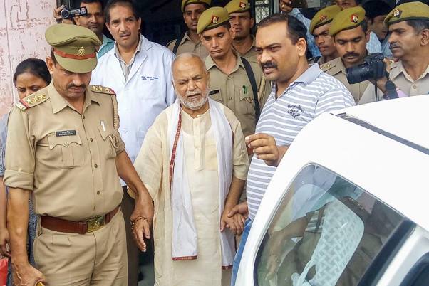 छात्रा से दुष्कर्म के आरोप में उत्तर प्रदेश पुलिस की विशेष टीम द्वारा शाहजहांपुर में गिरफ्तारी के बाद एक सरकारी अस्पताल में मेडिकल जांच के बाद पूर्व केंद्रीय मंत्री चिन्मयानंद