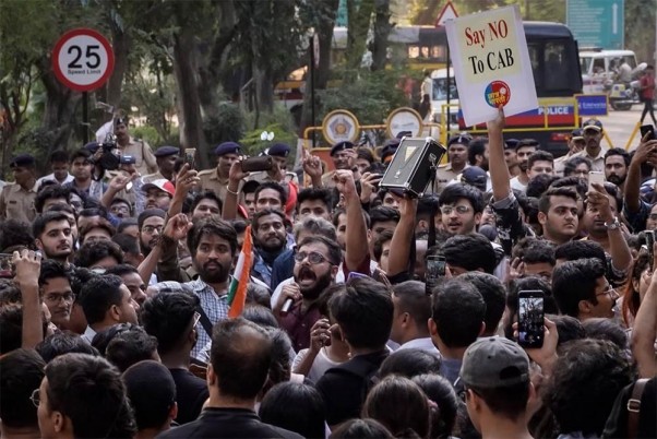 जामिया मिलिया इस्लामिया और एएमयू विश्वविद्यालय के समर्थन में मुंबई यूनिवर्सिटी में विरोध प्रदर्शन करते छात्र