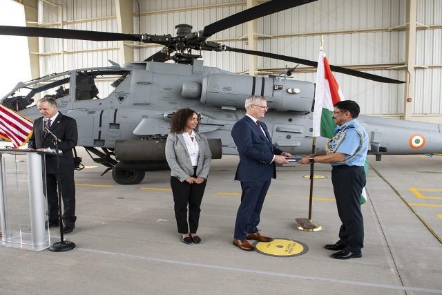 चिनूक के बाद वायुसेना को मिला पहला अपाचे हेलीकॉप्टर, चीन-पाकिस्तान सीमा की करेगा पहरेदारी