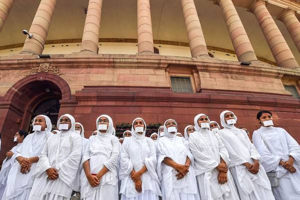 नई दिल्ली में संसद भवन में अपनी यात्रा के दौरान एक तस्वीर के लिए पोज देतीं जैन साध्वियां