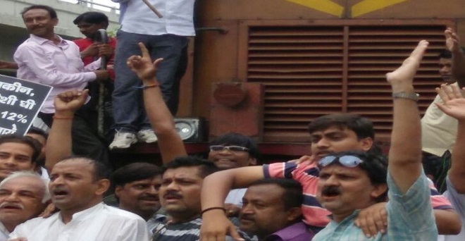 जीएसटी के विरोध में व्यापारियों का प्रदर्शन, कानपुर में रोकी ट्रेन