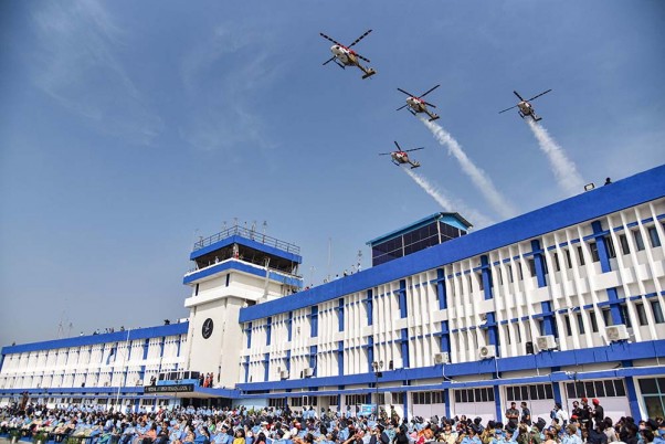 हैदराबाद में वायु सेना अकादमी दुंदीगल में वायु सेना के कैडेटों की पासिंग आउट परेड के दौरान उड़ान भरते हेलीकॉप्टर