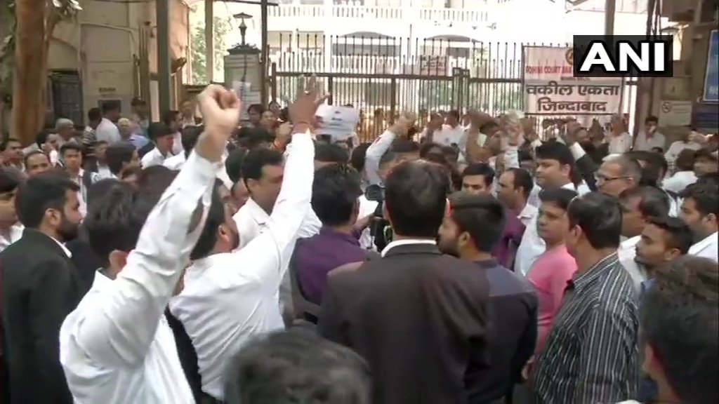 दिल्ली में अब वकीलों ने किया धरना समाप्त, दोषी पुलिसवालों के खिलाफ की कार्रवाई की मांग