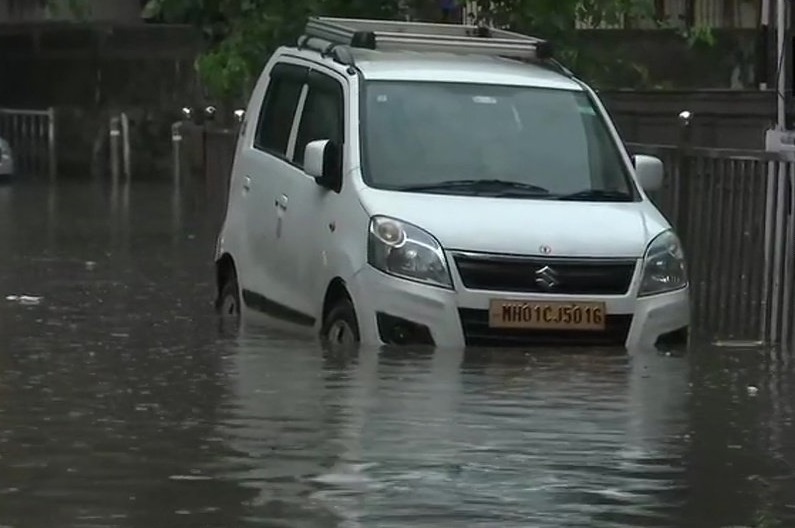 मुंबई में भारी बारिश के बाद जलभराव की स्थिति