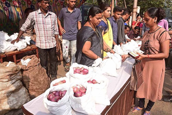 नवी मुंबई में मनसे के कार्यकर्ताओं द्वारा 40 रुपये किलो की रियायती दर पर बेचे जा रहे प्याज को खरीदने के लिए लोगों की कतार