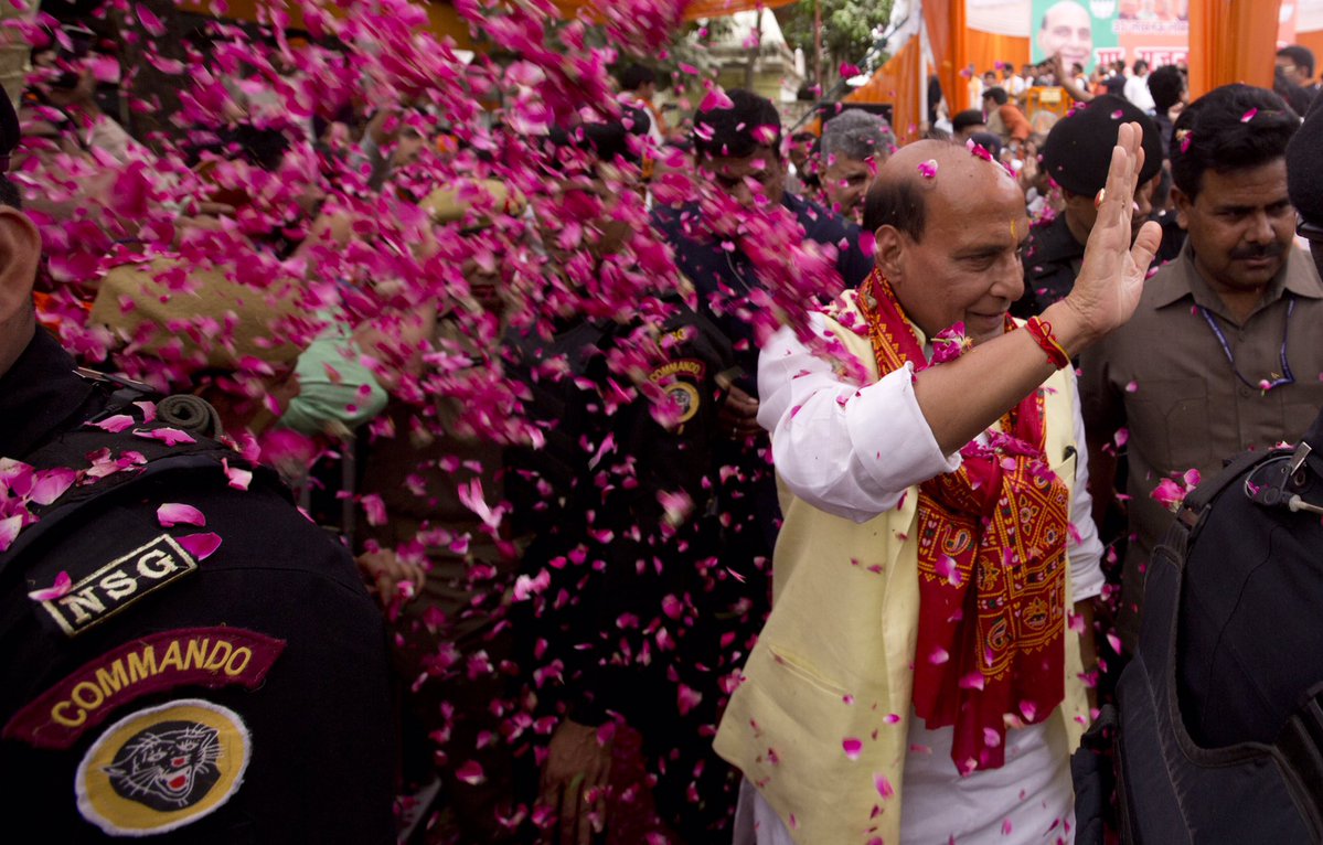 लखनऊ में नामांकन से पहले रोड शो के दौरान केंद्रीय गृहमंत्री राजनाथ सिंह