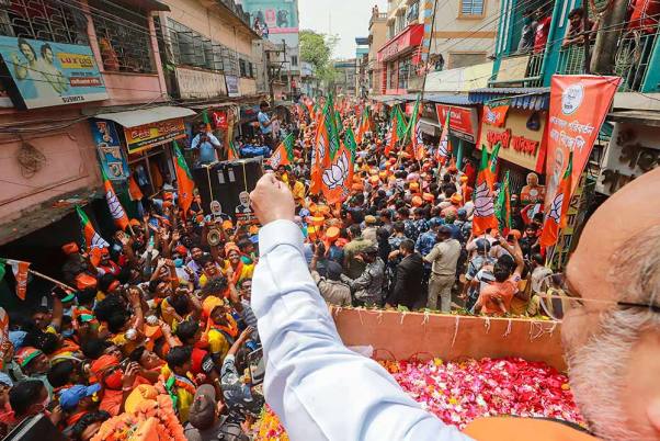 पश्चिम बंगाल विधानसभा चुनाव के दौरान गृह मंत्री अमित शाह का सिंगूर में रोड शो