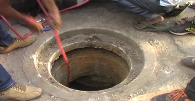 दिल्ली: सीवर की सफाई करने उतरे तीन सफाईकर्मियों की मौत