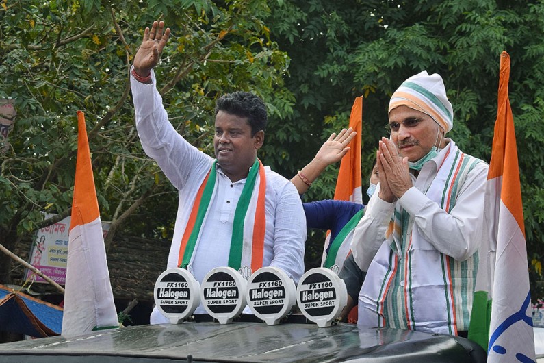 पार्टी के शांतिपुर उपचुनाव उम्मीदवार राजू पाल के समर्थन में रोड शो के दौरान कांग्रेस अध्यक्ष अधीर रंजन चौधरी
