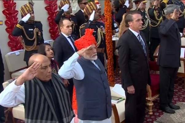 राजधानी दिल्ली स्थित राजपथ पर 71वें गणतंत्र दिवस समारोह के दौरान राष्ट्रपति राम नाथ कोविंद, मुख्य अतिथि ब्राजील के राष्ट्रपति जेयर मेसियस बोल्सनारो, प्रधान मंत्री नरेंद्र मोदी और रक्षा मंत्री राजनाथ सिंह
