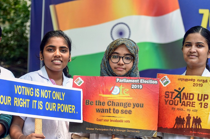 चेन्नई में मतदाता जागरूकता अभियान के दौरान तख्तियां पकड़ी हुईं मेडिकल की छात्राएं
