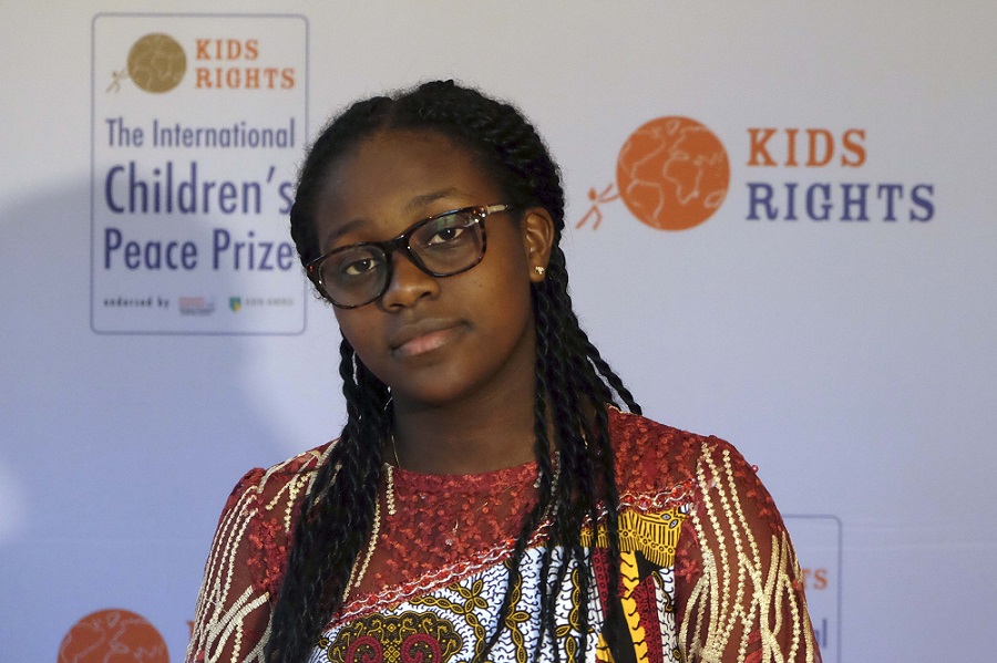द हेग में कार्यक्रम के दौरान जलवायु परिवर्तन कार्यकर्ता ग्रेटा थनबर्ग के साथ 2019 बाल शांति पुरस्कार की संयुक्त विजेता कैमरून की डिविना मलौम