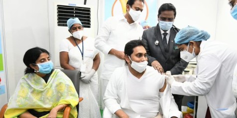 आंध्र प्रदेश के मुख्यमंत्री वाई.एस. जगनमोहन रेड्डी ने अपनी पत्नी के साथ गुंटूर में ली कोरोना वैक्सीन की पहली डोज