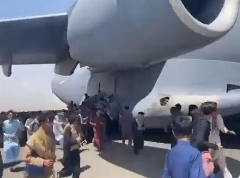 वीडियो: तालिबानी राज के बाद अफगानिस्तान में हालात हुए बेकाबू- काबूल एयरपोर्ट पर अफरातफरी, उड़ते विमान से गिरे तीन लोग