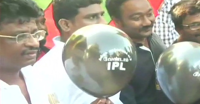 IPL मैच से पहले कावेरी विवाद को लेकर स्टेडियम के बाहर कुछ लोगों का प्रदर्शन