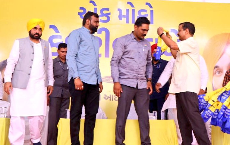 गुजरात विधानसभा चुनाव: पाटीदार नेता अल्पेश कथिरिया और धार्मिक मालवीय केजरीवाल की मौजूदगी में AAP में शामिल