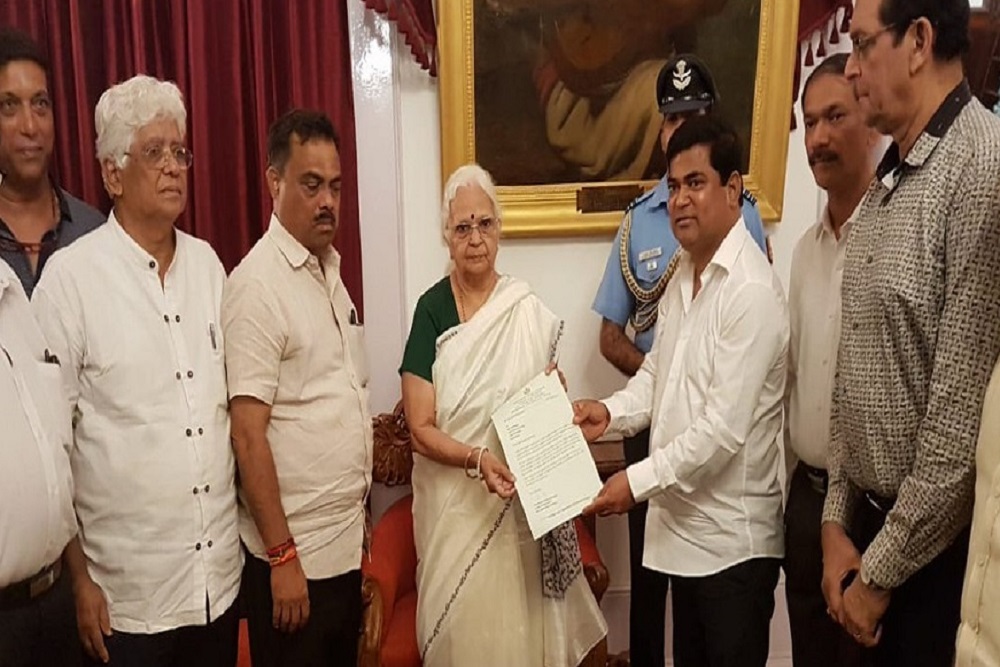 गोवा के राज्यपाल से मिले कांग्रेस के विधायक, किया सरकार बनाने का दावा पेश