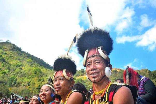 नगालैंड के कोहिमा के किसमा गांव में हॉर्नबिल उत्सव के तीसरे दिन अपने पारंपरिक परिधान में नागा आदिवासी