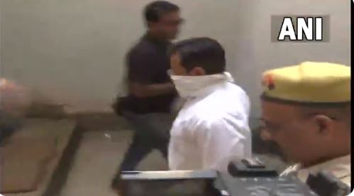 लखीमपुर खीरी हिंसा: जब मीडिया से बचते हुए क्राइम ब्रांच दफ्तर पहुंचे आशीष मिश्रा, देखें वीडियो