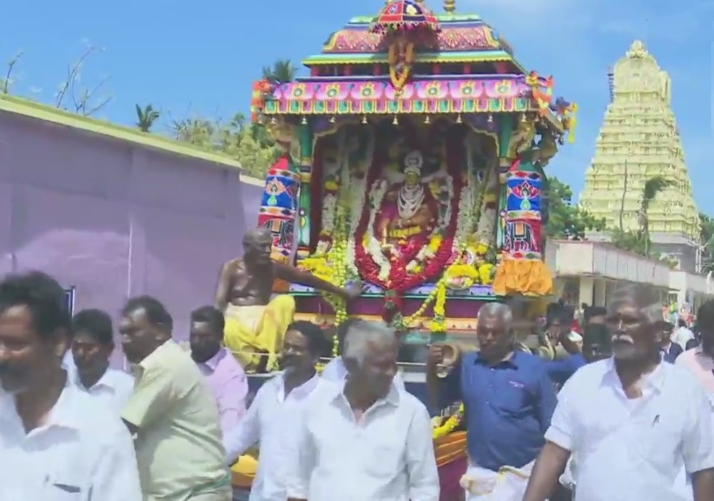 तमिलनाडु: रामेश्वरम के सुदुकट्टनपट्टी मरियम्मन मंदिर में ‘स्प्राउट फेस्टिवल’ में भाग लेते श्रद्धालु