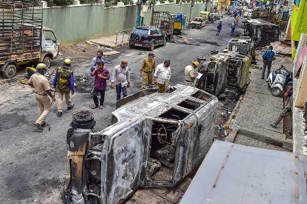 बेंगलुरु हिंसा: फेसबुक पोस्ट से मचे बवाल में  तीन की मौत, घटना पर भाजपा और कांग्रेस के बीच आरोप-प्रत्यारोप का दौर