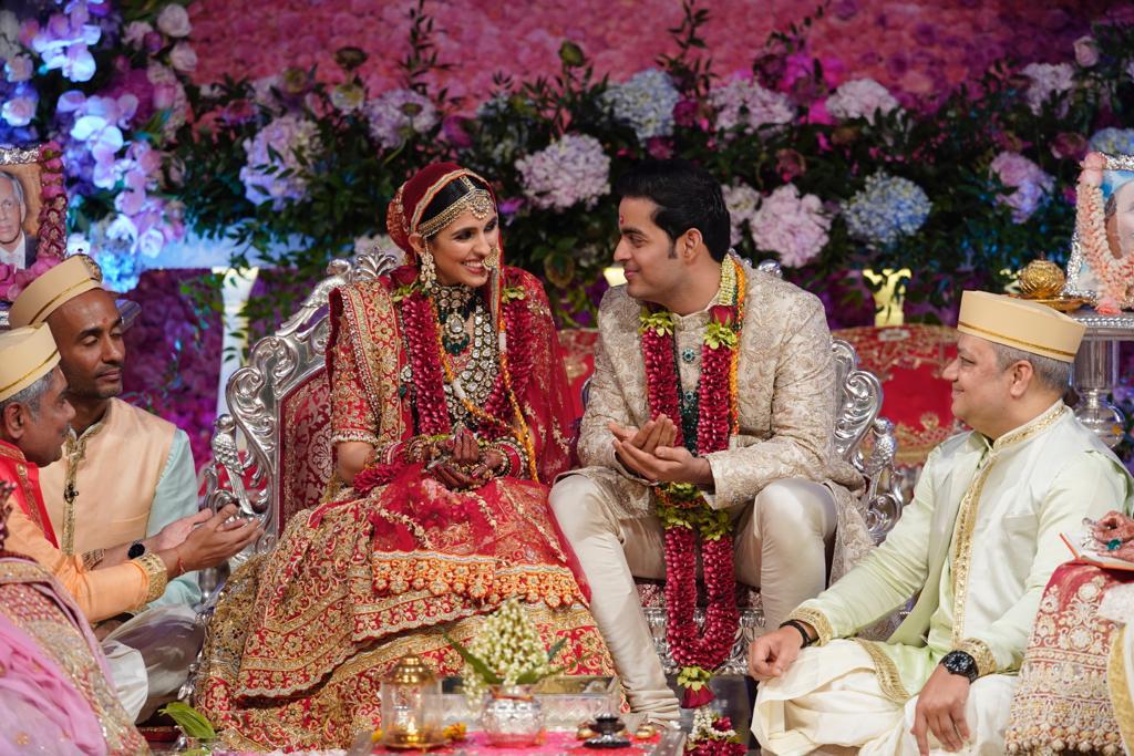 उद्योगपति मुकेश अंबानी और नीता अंबानी के बेटे आकाश अंबानी और श्लोका मेहता शादी के बंधन में बंध गए। शादी की सभी रस्में मुंबई स्थित जियो वर्ल्ड सेंटर में हुईं।