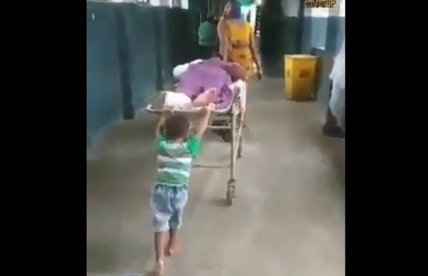 यूपी के देवरिया में 6 साल का बच्चा अपने दादा को स्ट्रेचर पर ढकेलता हुआ दिखा, वीडियो वायरल; वार्ड बॉय सस्पेंड