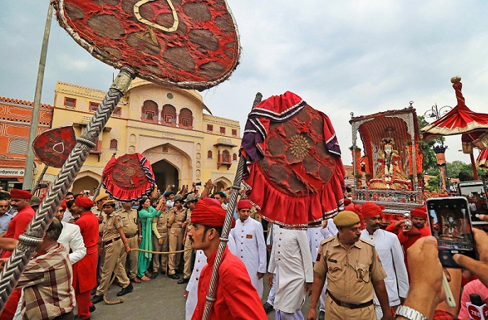 जयपुर के जनाना डोडी  त्रिपोलिया बाजार में पारंपरिक तीज जुलूस में भाग लेते लोग