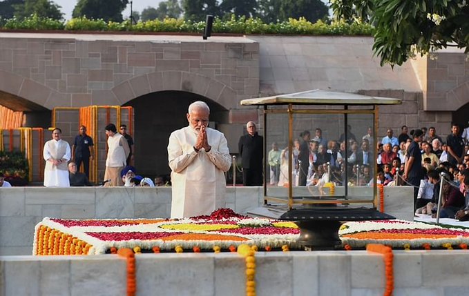 राजघाट पर महात्मा गांधी की 72वीं पुण्यतिथि के मौके पर श्रद्धांजलि अर्पित करते प्रधानमंत्री नरेंद्र मोदी