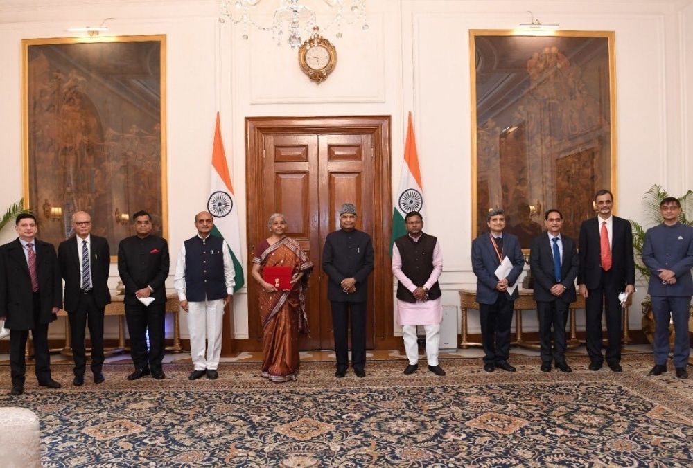 वित्त मंत्री निर्मला सीतारमण और वित्त मंत्रालय के वरिष्ठ अधिकारियों की केंद्रीय बजट 2022-23 पेश करने से पहले राष्ट्रपति रामनाथ कोविंद से मुलाकात