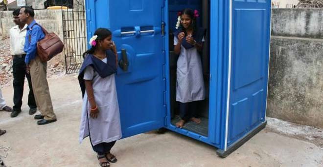 भारत में शौचालय विहीनों की धरती से चांद तक की लंबी कतार